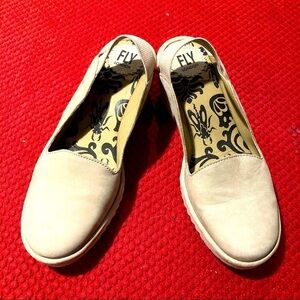 FLY LONDON Sz 39 Whit Pull On Leather Upper Made in Portugal  Sandals